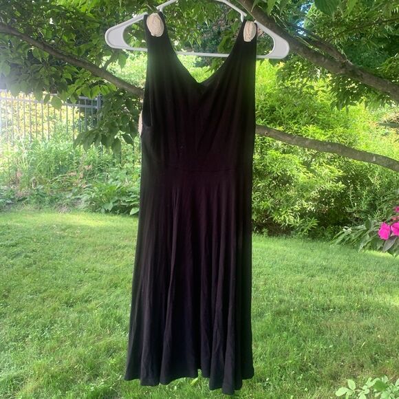 Sleeveless jersey knit dress with flower detail - Picture 5 of 5